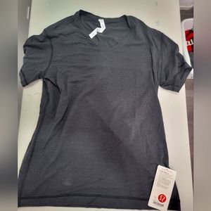 Lululemon men large 5 year basic V